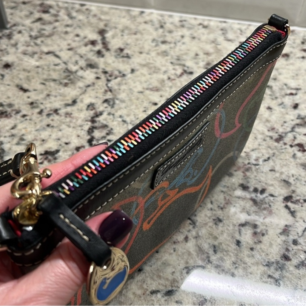 DOONEY and BOURKE RARE DUCK Wristlet. Rainbow zipper EUC - Picture 8 of 8